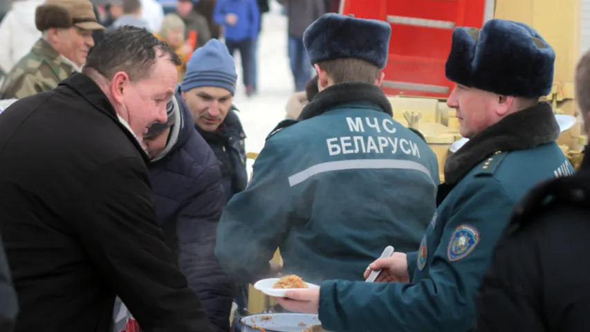 Сотні гродзенцаў акунуліся на Вадохрышча (фотарэпартаж)