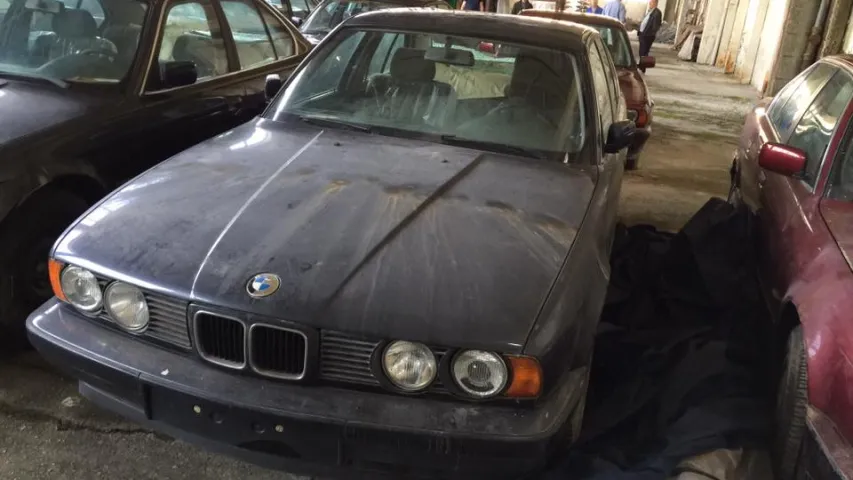 У Балгарыі знайшлі закінуты склад з новымі аўтамабілямі BMW (фота, відэа)