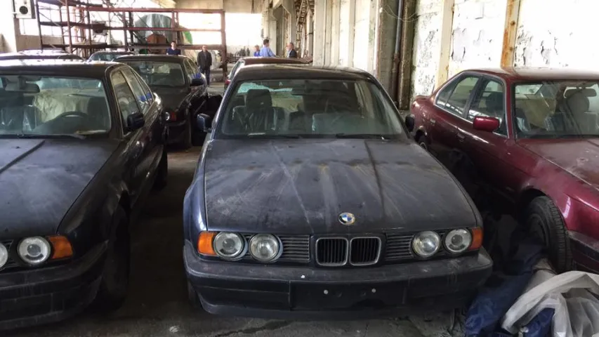 У Балгарыі знайшлі закінуты склад з новымі аўтамабілямі BMW (фота, відэа)