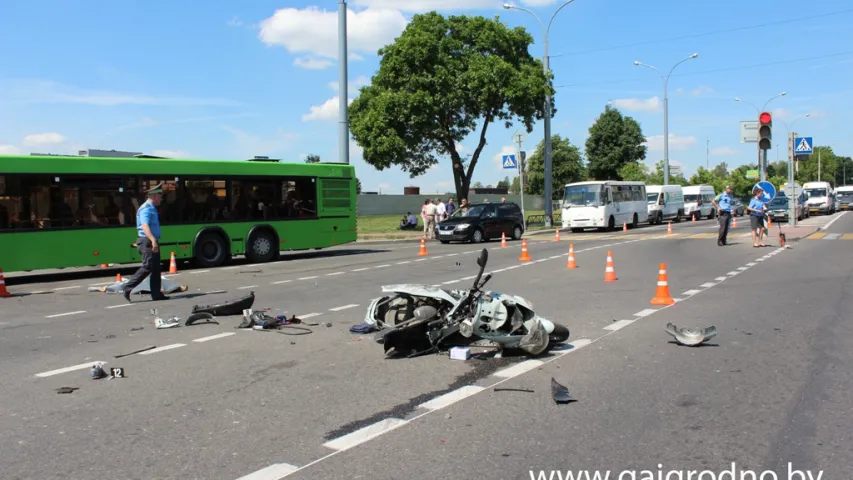 У Гродне дзяўчына на Mercedes не прапусціла скутэр, загінуў 32-гадовы мужчына