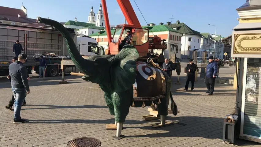 У Мінску на Зыбіцкай усталявалі 6-метровую скульптуру слана Сальвадора Далі