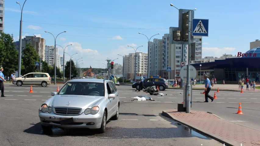 У Гродне дзяўчына на Mercedes не прапусціла скутэр, загінуў 32-гадовы мужчына