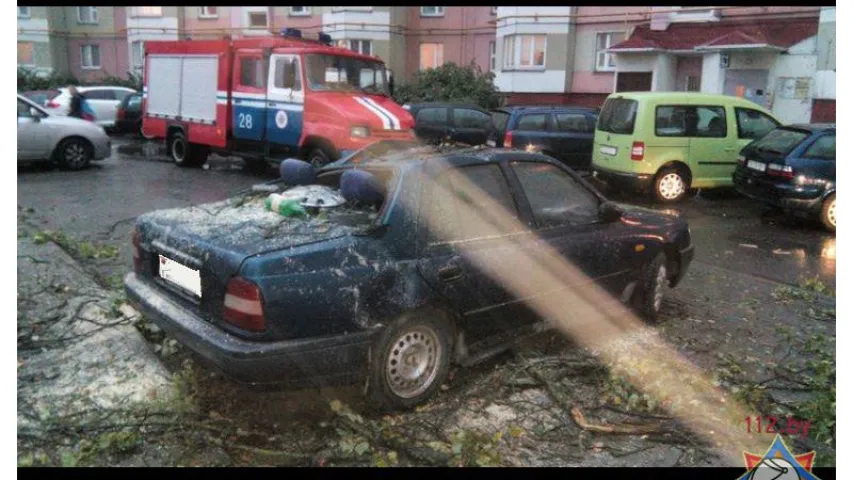 Наступствы непагадзі ў Мінску: упалі 25 дрэваў, пашкоджаны 17 машын. Фота, відэа