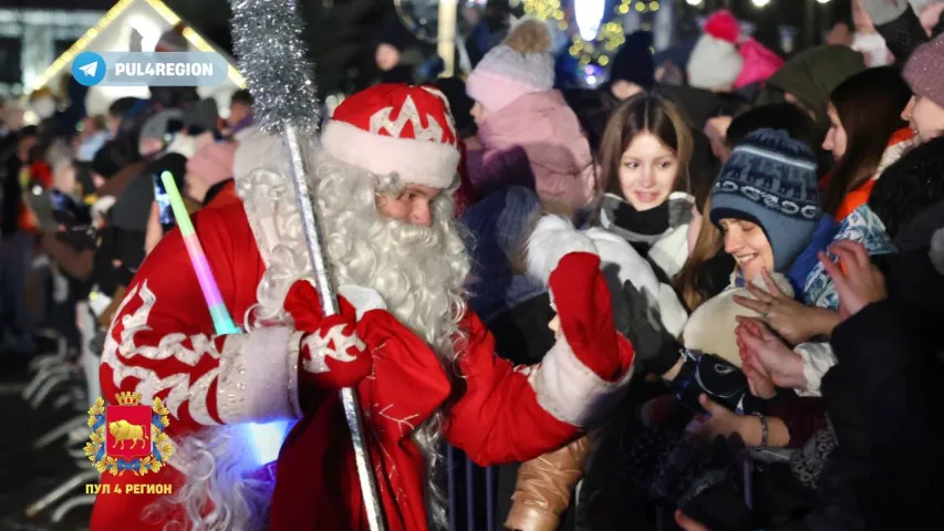 500 Дедов Морозов и Снегурочек прошлись по центру Гродно