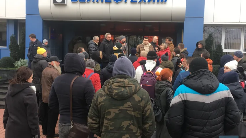 У Мінску людзі выйшлі да "Белнафтахіма" — супраць падаражэння паліва
