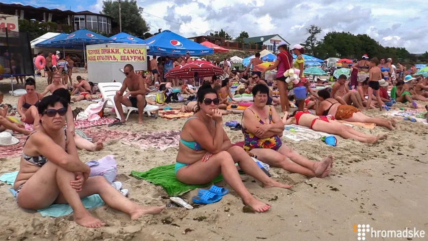 Пляж и война: как проходит курортный сезон по обе стороны конфликта на Донбассе