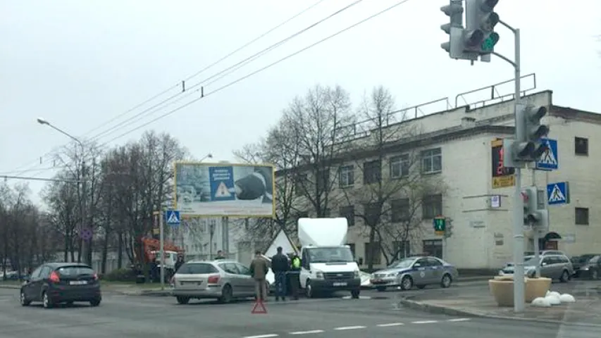 У выніку аўтааварыі ў Мінску грузавік застаўся без кузава (фота)