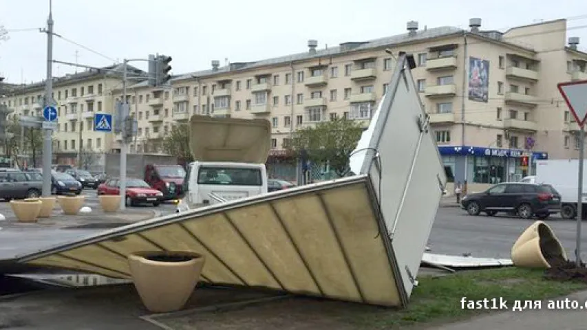 У выніку аўтааварыі ў Мінску грузавік застаўся без кузава (фота)