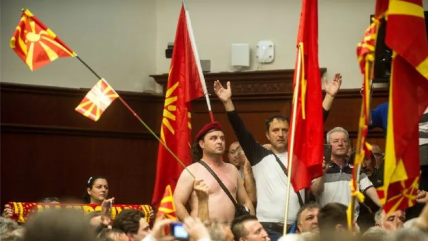У Македоніі падчас штурму парламента лідару сацыял-дэмакратаў разбілі галаву