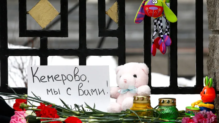 Беларусы нясуць кветкі, свечкі і цацкі да расійскай амбасады ў Мінску