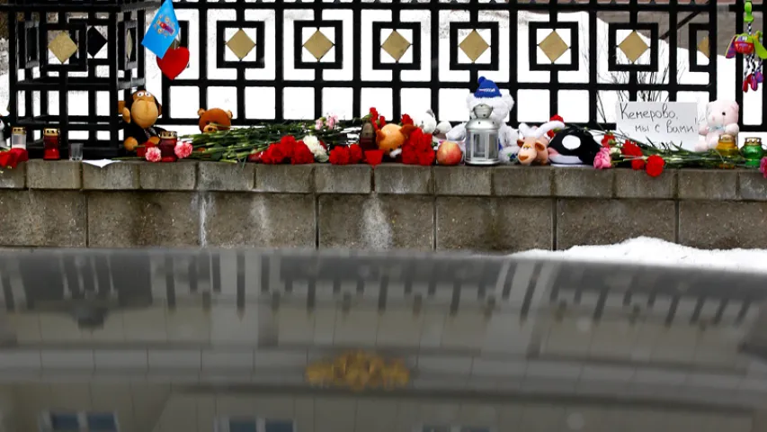 Беларусы нясуць кветкі, свечкі і цацкі да расійскай амбасады ў Мінску