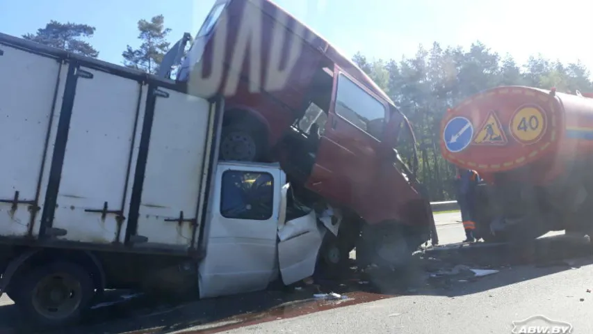 Пад Мінскам ў аўтааварыі бус змяў кабіну грузавіка і сам аказаўся пакамечаным