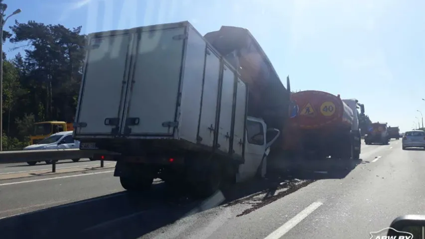 Пад Мінскам ў аўтааварыі бус змяў кабіну грузавіка і сам аказаўся пакамечаным