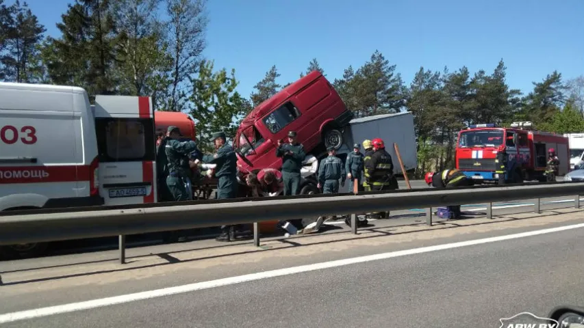 Пад Мінскам ў аўтааварыі бус змяў кабіну грузавіка і сам аказаўся пакамечаным