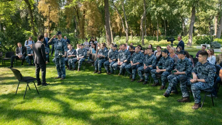 Президент Украины подарил освобожденным морякам часы и квартиры