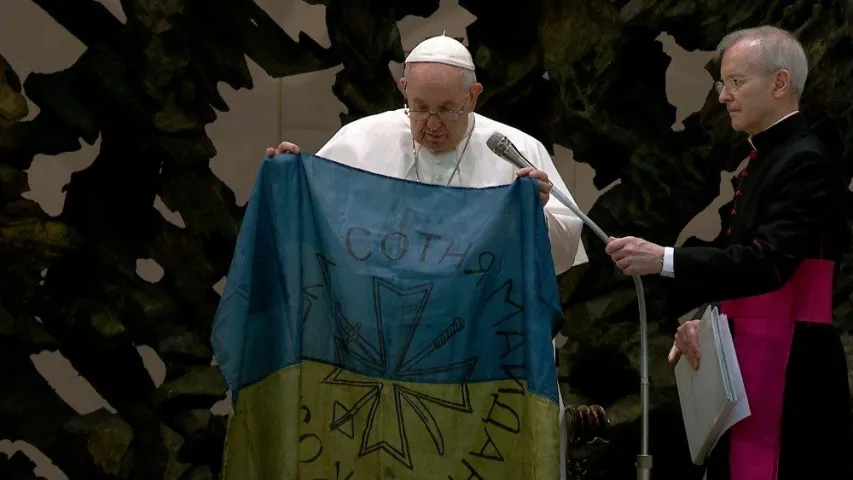 Папу Рымскаму перадалі акрываўлены ўкраінскі сцяг, прывезены з Бучы