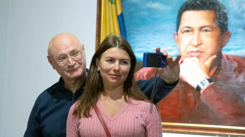Мінчукі фатаграфуюцца каля партрэта Уга Чавеса (фота)