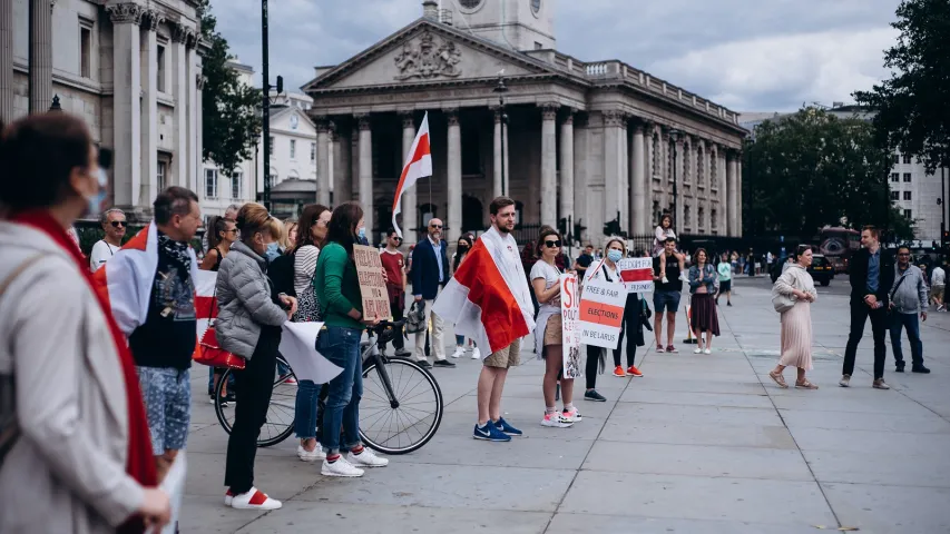 Белорусы в Лондоне выстроились в километровую цепь солидарности