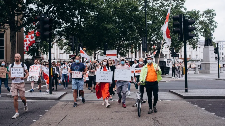 Белорусы в Лондоне выстроились в километровую цепь солидарности