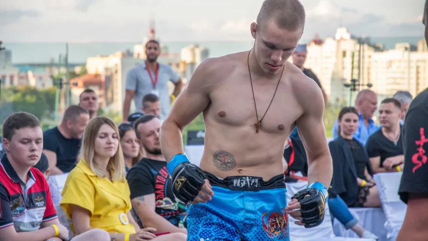 Байцы MMA правялі турнір на даху ў цэнтры Мінска