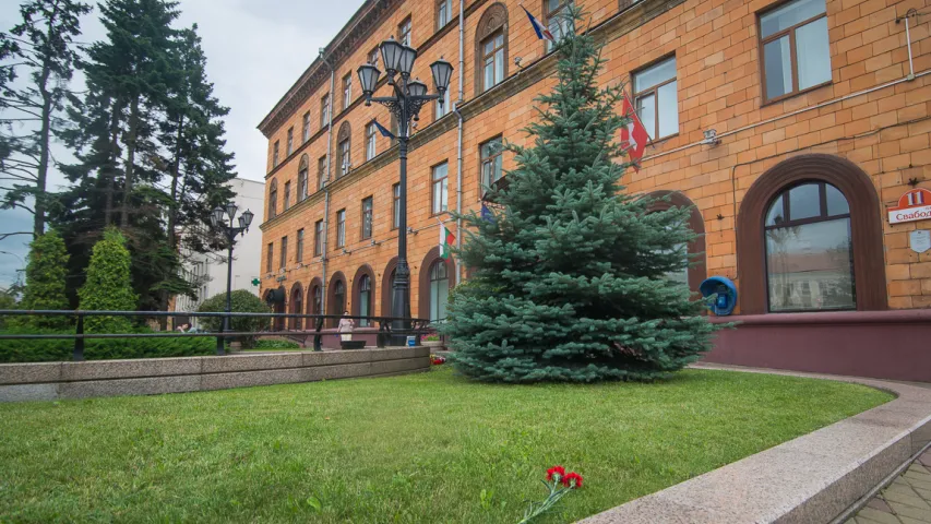 Беларусы нясуць кветкі да французскай амбасады ў Мінску (фотарэпартаж)