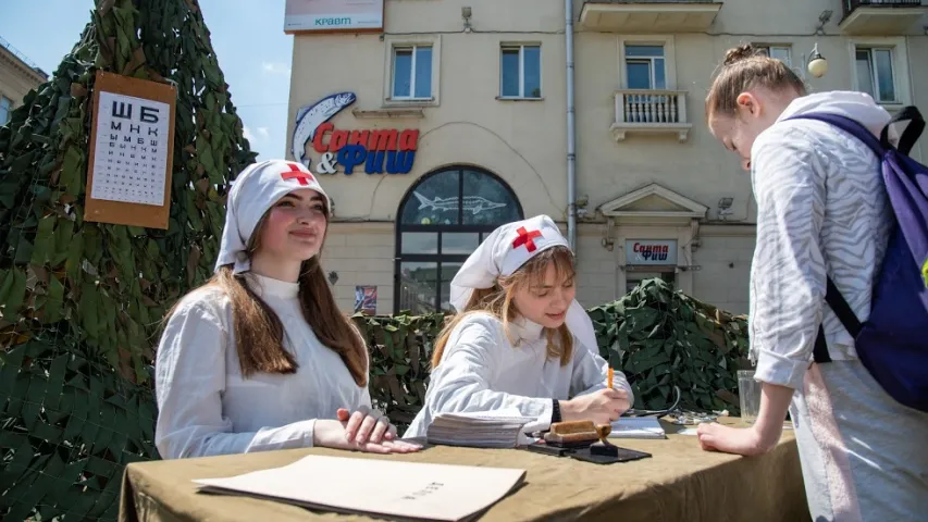 У Мінску актывісты БРСМ зладзілі партызанскі парад з казлом