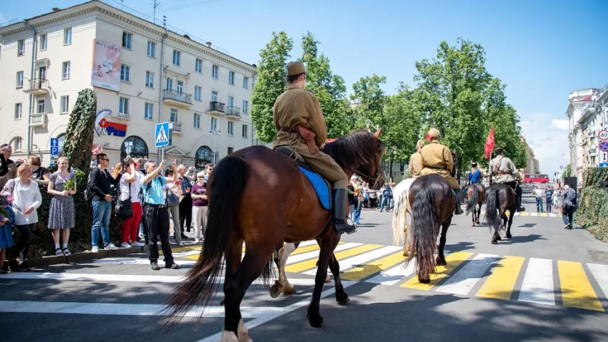 У Мінску актывісты БРСМ зладзілі партызанскі парад з казлом