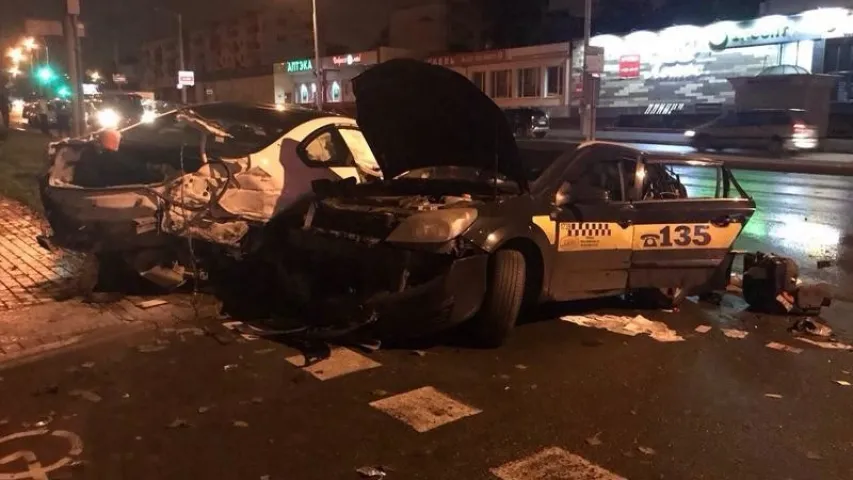 Следчыя шукаюць кіроўцу BMW, які ўчыніў аварыю з таксі ў Мінску