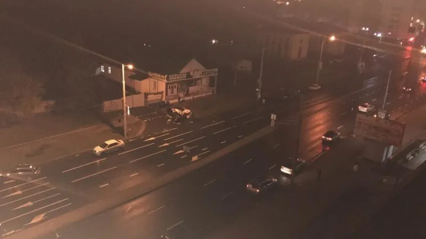 Следчыя шукаюць кіроўцу BMW, які ўчыніў аварыю з таксі ў Мінску