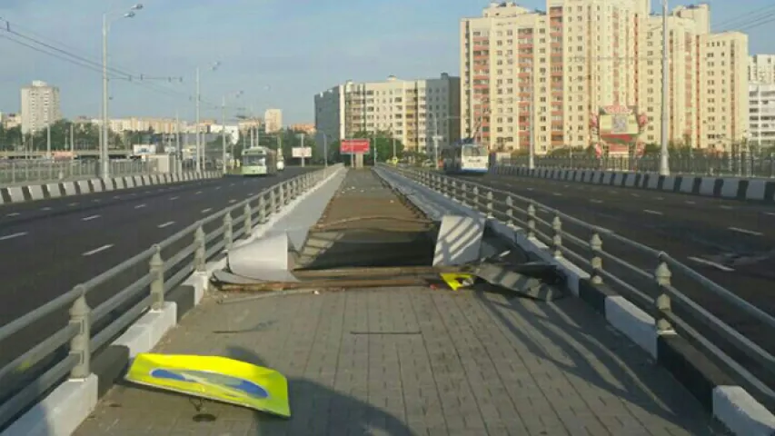 З моста на вуліцы Арлоўскай звалілася малалітражка Daewoo Matiz