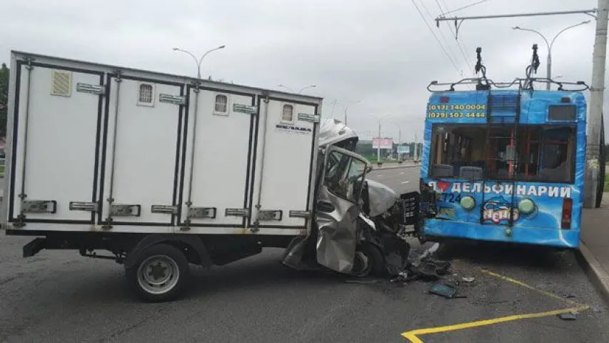 Пры аварыі з удзелам тралейбуса ў Мінску пацярпела 12-гадовая дзяўчынка