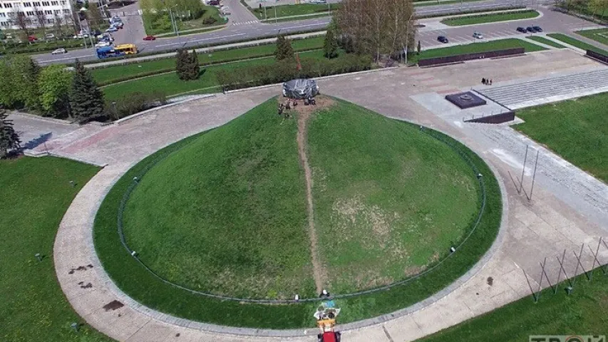 Фотафакт: Гродзенскія жанчыны ўручную цягнуць мяхі з дзёрнам на Курган Славы