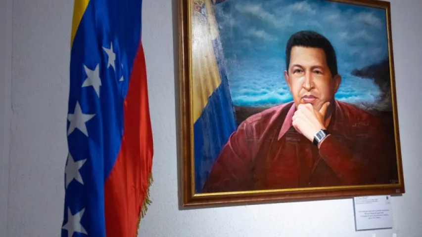 Мінчукі фатаграфуюцца каля партрэта Уга Чавеса (фота)