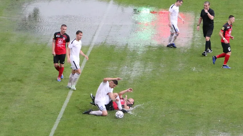 Беларускі футбол, які набліжаны да воднага пола. Фотарэпартаж