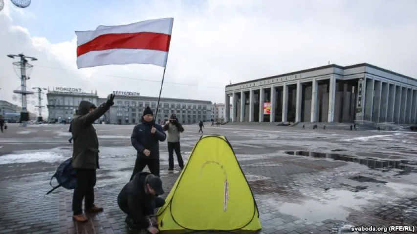 На Кастрычніцкай плошчы Мінска ўсталёўвалі намёт (фота)