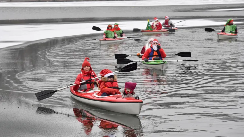 И даже плавали на байдарках: в Минске прошёл забег Санта-Клаусов