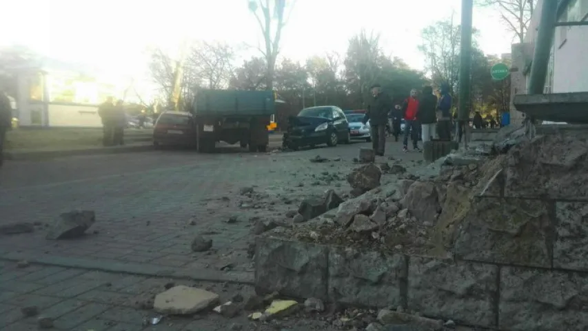 Хлопцы на скрадзеным ЗІЛе пашкодзілі тры машыны і знеслі ганак банка (фота)