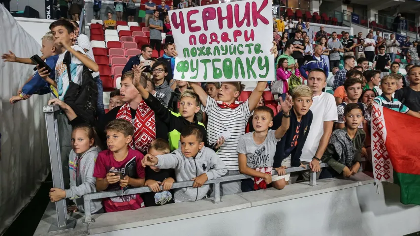 На матчы Беларусь — Сан-Марына затрымалі фанатаў з бел-чырвона-белымі сцягамі