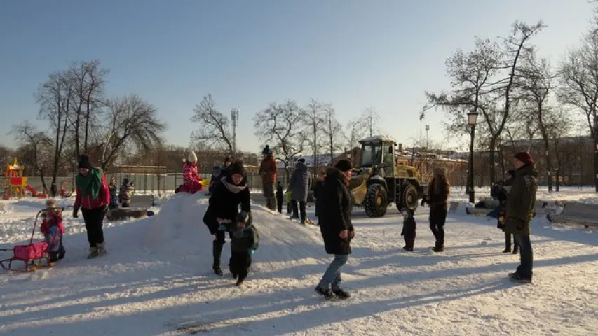 У расійскім Пецярбургу дзеці змагаліся за снежную горку з камунальнікамі
