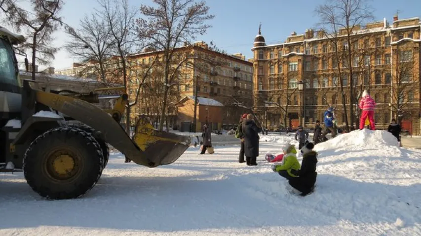 У расійскім Пецярбургу дзеці змагаліся за снежную горку з камунальнікамі