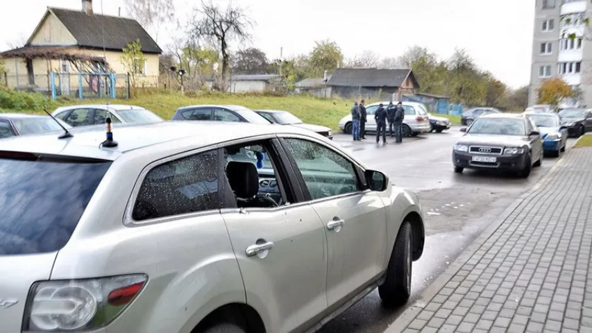 П'яны гродзенец разбіў дошкай пяць аўтамабіляў (фота)