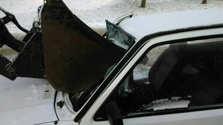 У Гродне трактар на сустрэчцы заехаў каўшом у салон легкавіка