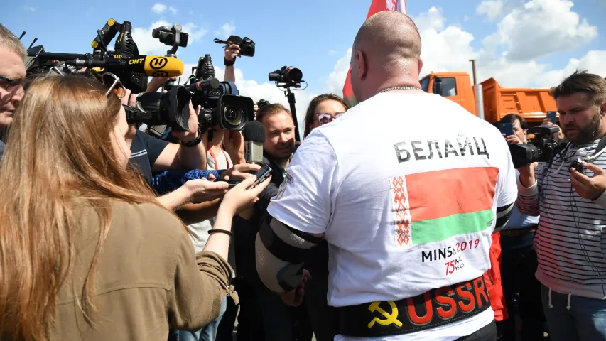 Беларускі стронгмэн змог зрушыць з месца 15 МАЗаў. Гэта сусветны рэкорд