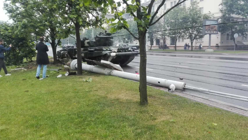 У Мінску падчас генеральнай рэпетыцыі параду танк знёс слуп (фота)