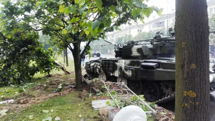 У Мінску падчас генеральнай рэпетыцыі параду танк знёс слуп (фота)