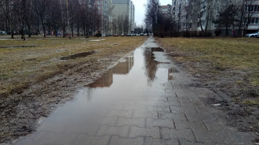 Почему в Минске нет тротуара, на котором не стоят лужи (видео)