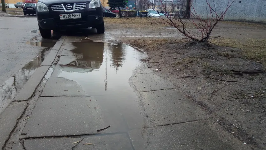 Почему в Минске нет тротуара, на котором не стоят лужи (видео)