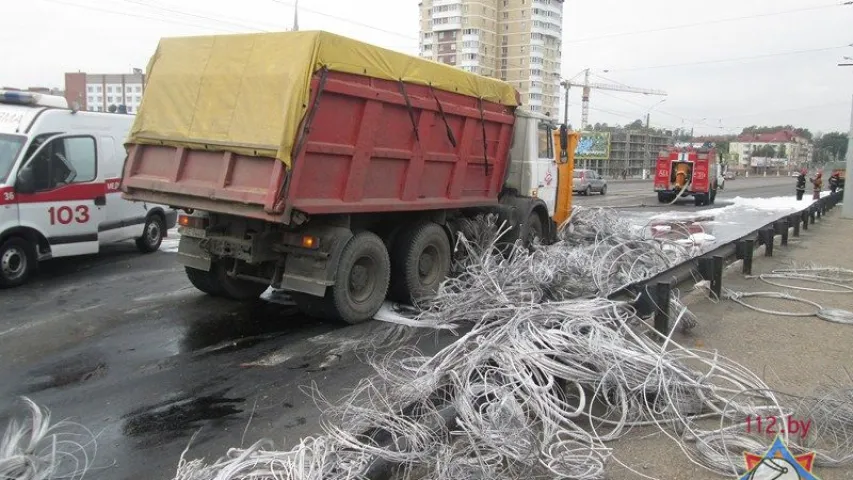 У Віцебску на мосце перакуліўся грузавік, разлілося дызельнае паліва (фота)