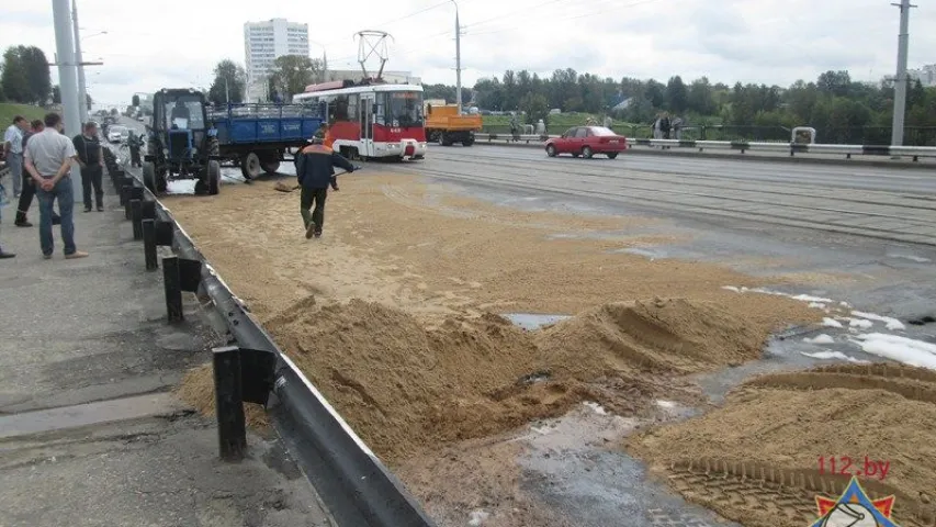 У Віцебску на мосце перакуліўся грузавік, разлілося дызельнае паліва (фота)