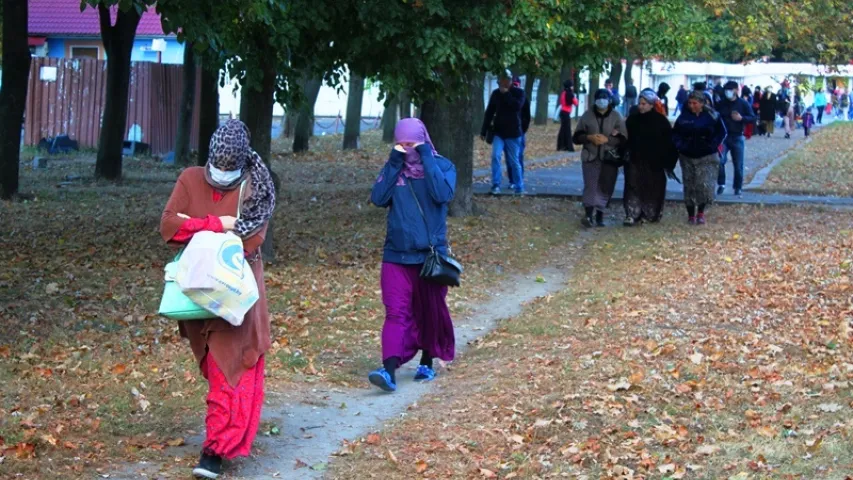 У Брэсце валанцёры раздавалі мігрантам з Чачні цёплыя рэчы (фота)
